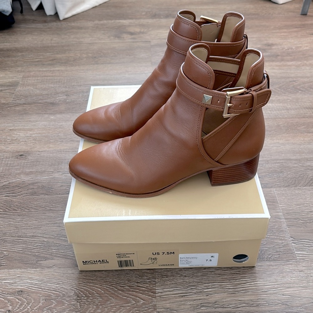 Adorable New Michael Kors Leather Britton Bootie
